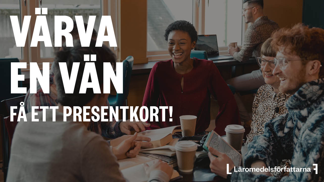 Fyra vuxna personer sitter runt ett bord, dricker kaffe, studerar och skrattar. På bilden står Värva en vän, få ett presentkort!