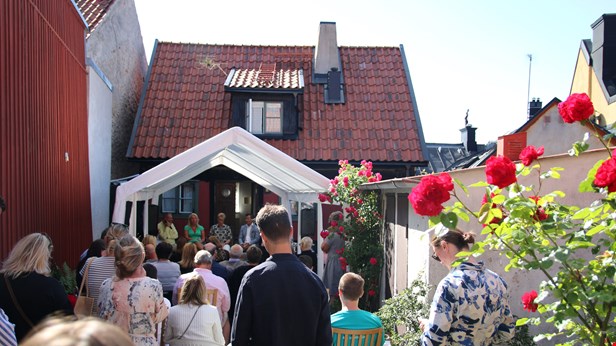 Läromedelsförfattarnas panelsamtal i Läromedelsförfattarnas hus trädgård under Almedalsveckan 2022, i  Visby. Foto Embla Jernstig