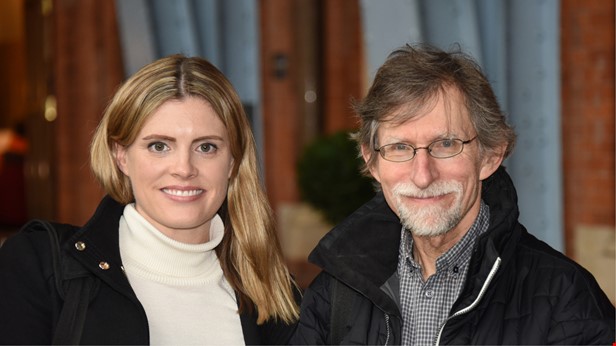 Sinead Fitzsimmons och Tim Oaes ler in i kameran. Sinead bär en vit poloröja, Tim en skjorta