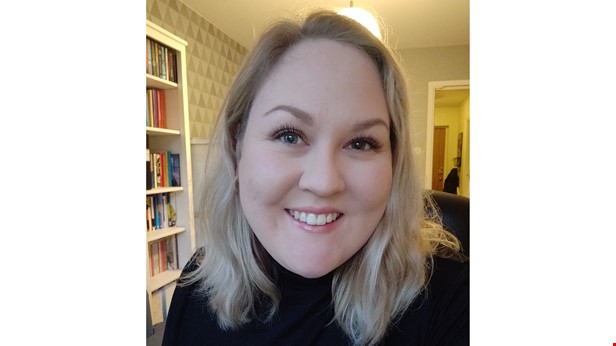 Emma Kjellin ler in i kameran