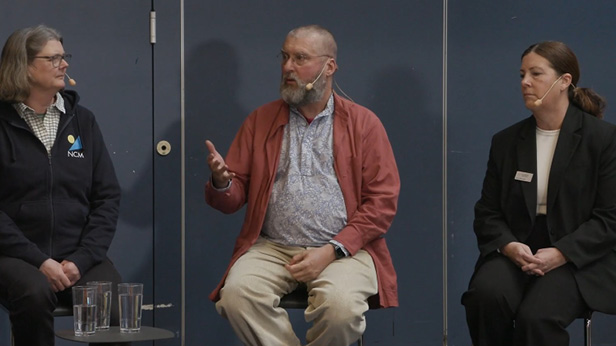 Panelsamtal på Läromedelsmässan i Göteborg.  På bilden syns Cecilia Kilhamn, Per Kornhall och Anna Stensson. Skärmdump från panelsamtalet.