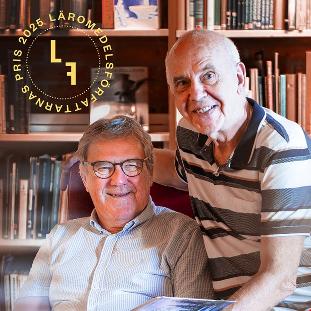 Sven Larsson och Anders Ohlsson samt logotyp för Läromedelsförfattarnas pris 2025, foto Hanna Franzén