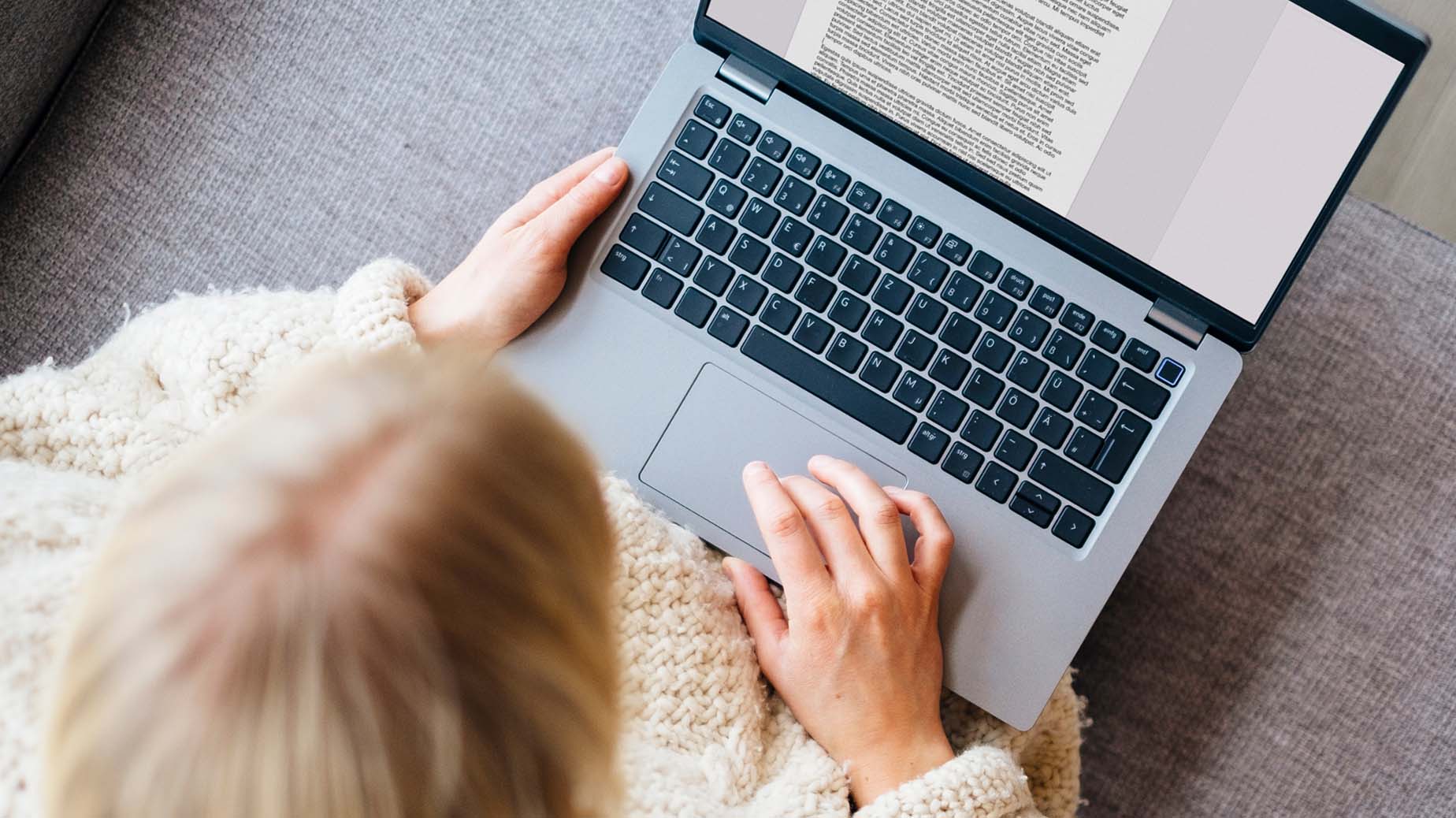 Händer på laptop. På laptop syns text. Foto: Istock