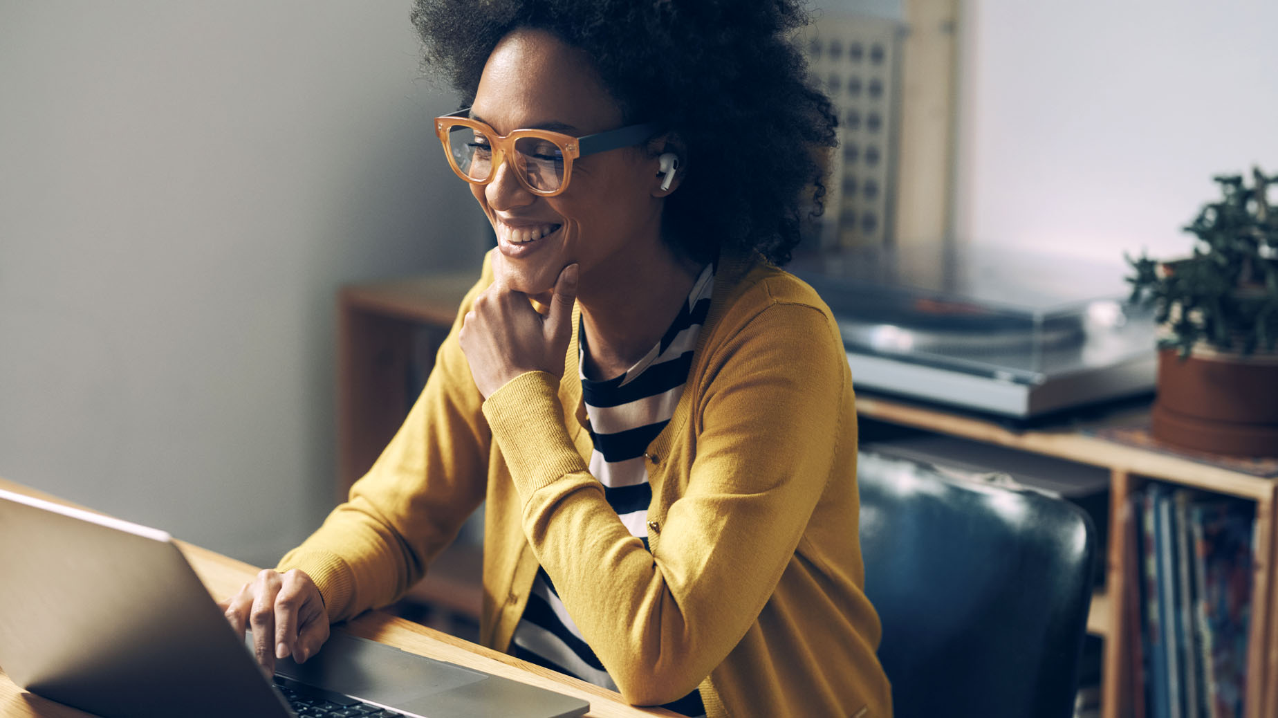kvinna leende vid laptop foto Istock