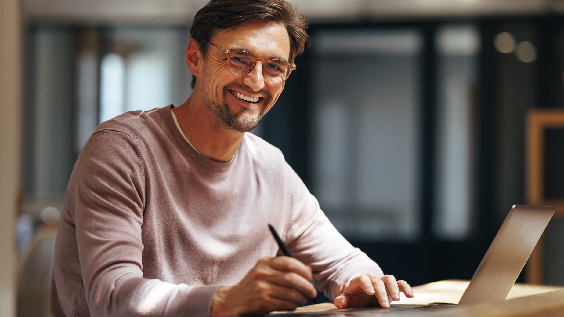 En man med glasögon ler foto Istock