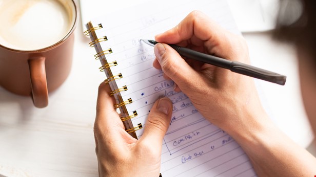 Person skriver på block. I bilden finns två händer, i handen finns en penna som vilar på ett block. Foto: Istock