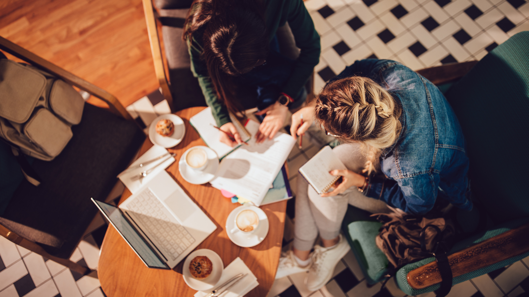 Studenter vid runt bord foto Istock