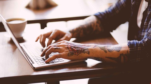 Tatuerade händer på laptop_foto Istock_W